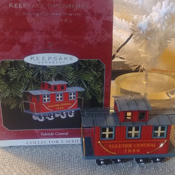 Vintage 1998 Yuletide Central 5th in series - Picture 3 of 4